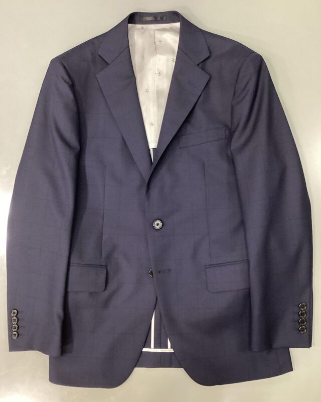 【御幸ネイビーチェックスーツ】
グッドヒル湖山店の中村です。
#goodhill_staff_nakamura
#goodhill_koyama

御幸のネイビーチェックの生地をお選び頂きました。
裏地には、明るめグレーの飛び柄をお選びになりました。
さりげなくおしゃれで素敵な1着になりました。
———————————
◆グッドヒルSHOP
@goodhill_shops
https://goodhill.shop/
SHOPサイトへは、Googleで「グッドヒル ショップ」と検索
年中無休
営業時間 10:00-19:00
各店舗駐車場有

鳥取店(鳥取駅から徒歩5分)
〒680-0845 鳥取県鳥取市富安2丁目136 新日本海新聞社本社ビル1F
TEL:0857-29-2880

湖山店(湖山駅から徒歩5分)
〒680-0942 鳥取県鳥取市湖山町東5丁目121
TEL:0857-28-7611

米子店(米子駅よりバス10分)
 〒683-0802 鳥取県米子市東福原2丁目1-1ホテルわこう 1F
TEL:0859-34-2929

#スーツ　#suits 
#オーダーメイドスーツ
#オーダースーツ
#メンズコーデ
#メンズファッション
#セットアップ
#スーツコーデ
#ビジネススーツ
#オーダーメイド
#スーツスタイル
#ビジカジ
#ビジネスカジュアル
#レディーススーツ 
#レディーススーツコーデ #オーダーレディース
#鳥取スーツ
#山陰スーツ
#スーツの着こなし　#おしゃれスーツ　
#スーツ好きな人と繋がりたい 
#紺　#ネイビースーツ　#スーツ裏地　#グレー　
#miyuki  #御幸毛織　

#オーダーメイドスーツ　はグッドヒルで✨