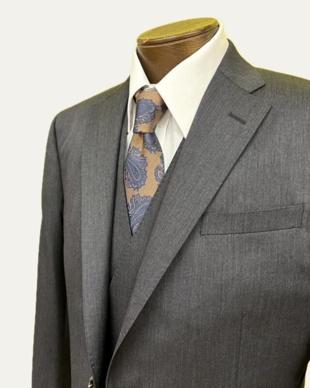 【クールなグレーの3ピース】
グッドヒル米子店のCです。
#goodhill_staff_c
#goodhill_yonago

お客様の素敵なスーツをご紹介いたします。

今回はグレーのスリーピースです。

ワンタックのスラックスにダブルブレスト仕様のベストを合わせた
落ち着いた大人のスリーピースに仕上がりました。

ストライプの黒い裏地が全体の印象をグッと引き締めてくれますね。
とてもクールです😎✨

———————————
◆グッドヒルSHOP
@goodhill_shops
https://goodhill.shop/
SHOPサイトへは、Googleで「グッドヒル ショップ」と検索
年中無休
営業時間 10:00-19:00
各店舗駐車場有

鳥取店(鳥取駅から徒歩5分)
〒680-0845 鳥取県鳥取市富安2丁目136 新日本海新聞社本社ビル1F
TEL:0857-29-2880

湖山店(湖山駅から徒歩5分)
〒680-0942 鳥取県鳥取市湖山町東5丁目121
TEL:0857-28-7611

米子店(米子駅よりバス10分)
 〒683-0802 鳥取県米子市東福原2丁目1-1ホテルわこう 1F
TEL:0859-34-2929

#スーツ　#suits
#オーダーメイドスーツ
#オーダースーツ
#メンズコーデ
#メンズファッション
#セットアップ
#スーツコーデ
#ビジネススーツ
#オーダーメイド
#スーツスタイル
#ビジカジ
#ビジネスカジュアル
#レディーススーツ 
#レディーススーツコーデ #オーダーレディース
#鳥取スーツ
#山陰スーツ
#スーツの着こなし　#おしゃれスーツ　
#スーツ好きな人と繋がりたい 
#グレースーツ　　#ベスト　#ダブルベスト　
#スーツ裏地　#黒　#ストライプ　
#オーダーメイドスーツ　はグッドヒルで✨