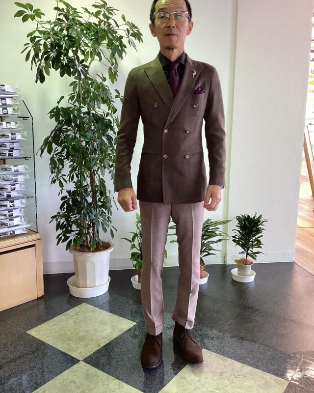 【本日のコーデ】
グッドヒル湖山店の花嶋です。
#goodhill_staff_hanashima
#goodhill_koyama

ブラウン系でまとめてみました。
パンツのピンク🩳がポイントです。
日に日に暑くなってきましたので
麻(リネン)の素材をジャケットも出動です🤭

———————————
◆グッドヒルSHOP
@goodhill_shops
https://goodhill.shop/
SHOPサイトへは、Googleで「グッドヒル ショップ」と検索
年中無休
営業時間 10:00-19:00 
各店舗駐車場有

鳥取店(鳥取駅から徒歩5分)
〒680-0845 鳥取県鳥取市富安2丁目136 新日本海新聞社本社ビル1F
TEL:0857-29-2880

湖山店(湖山駅から徒歩5分)
〒680-0942 鳥取県鳥取市湖山町東5丁目121
TEL:0857-28-7611

米子店(米子駅よりバス10分)
 〒683-0802 鳥取県米子市東福原2丁目1-1ホテルわこう 1F
TEL:0859-34-2929

#スーツ
#オーダーメイドスーツ
#オーダースーツ
#メンズコーデ
#メンズファッション
#セットアップ
#スーツコーデ
#ビジネススーツ
#オーダーメイド
#スーツスタイル
#ビジカジ
#ビジネスカジュアル
#レディーススーツ 
#レディーススーツコーデ #オーダーレディース
#鳥取スーツ
#山陰スーツ
#スーツの着こなし　#おしゃれスーツ　
#スーツ好きな人と繋がりたい 　
#ブラウン  #ピンク　#ジャケット #ダブルジャケット　#スラックス　
#リネンジャケット　#リネン　

#オーダーメイドスーツ　はグッドヒルで✨