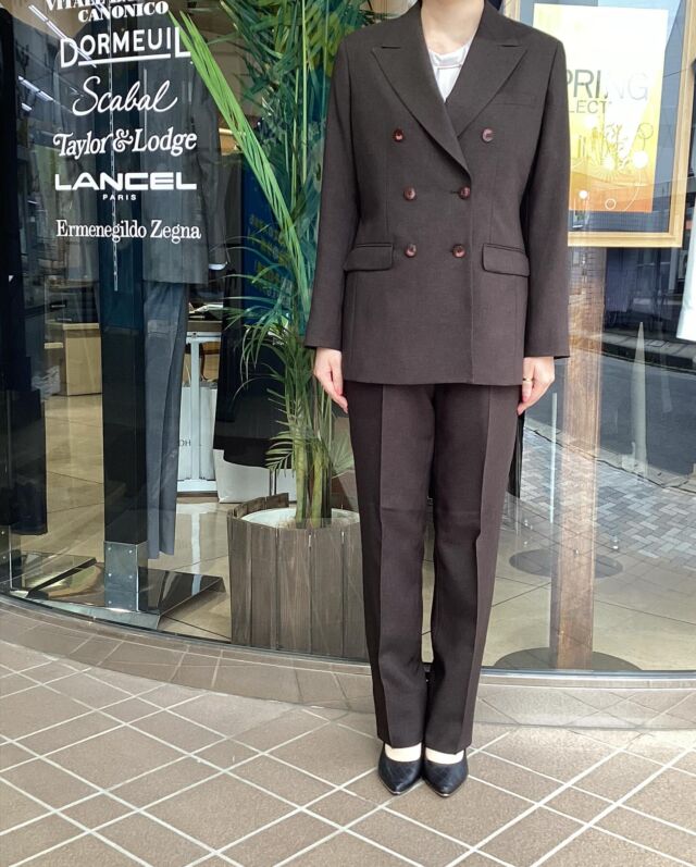 【レディースダブルスーツ】　
グッドヒル鳥取店の大平です。
#goodhill_staff_oohira
#goodhill_tottori

スーツ大好きな女性からのオーダー2着目です。
6B×2のダブルスーツをリクエストいただきました。
再生ポリエステル生地のダークブラウン無地は、光沢がありながらもマットで落ち着いた見た目の生地です。ストレッチ性をはじめ、速乾、撥水、防シワの機能を持ち、ウォッシャブル加工もできるケアが便利な素材です。
また軽い生地でかさばりにくいので、出張などの移動や持ち運びが多い方にもおすすめです。

ダークブラウンを活かすためボタンを赤に、裏地をダイヤ柄のシルバーにしてスチームパンク風の組み合わせにしました⚙️

オーダーいただきありがとうございます😊

———————————
◆グッドヒルSHOP
@goodhill_shops
https://goodhill.shop/
SHOPサイトへは、Googleで「グッドヒル ショップ」と検索
年中無休
営業時間 10:00-19:00
各店舗駐車場有

鳥取店(鳥取駅から徒歩5分)
〒680-0845 鳥取県鳥取市富安2丁目136 新日本海新聞社本社ビル1F
TEL:0857-29-2880

湖山店(湖山駅から徒歩5分)
〒680-0942 鳥取県鳥取市湖山町東5丁目121
TEL:0857-28-7611

米子店(米子駅よりバス10分)
 〒683-0802 鳥取県米子市東福原2丁目1-1ホテルわこう 1F
TEL:0859-34-2929

#スーツ
#オーダーメイドスーツ
#オーダースーツ
#メンズコーデ
#メンズファッション
#セットアップ
#スーツコーデ
#ビジネススーツ
#オーダーメイド
#スーツスタイル
#ビジカジ
#ビジネスカジュアル
#レディーススーツ 
#レディーススーツコーデ #オーダーレディース
#鳥取スーツ
#山陰スーツ
#スーツの着こなし　#おしゃれスーツ　
#スーツ好きな人と繋がりたい 
#ブラウンスーツ　#ダブルスーツ　
#スーツ裏地　#シルバー　#ダイヤ柄　
#オーバーサイズ　#オーバーサイズコーデ　

#オーダーメイドスーツ　はグッドヒルで✨