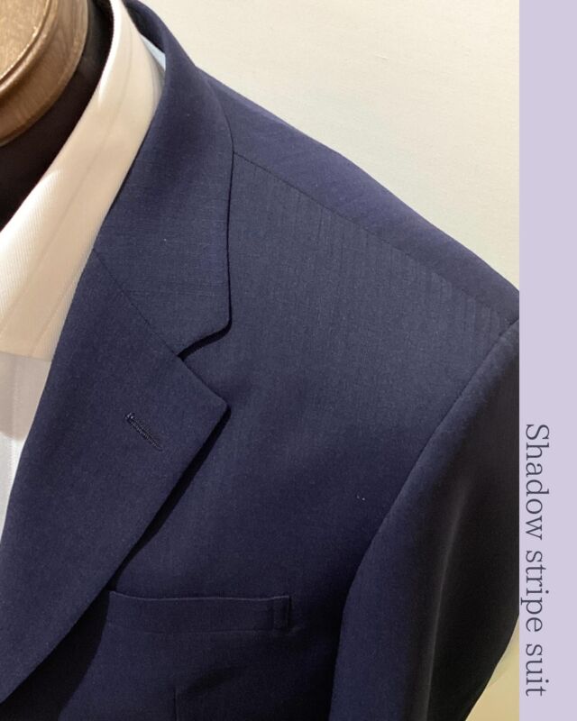 【絶妙なストライプ】
グッドヒル鳥取店の大平です。
#goodhill_staff_oohira
#goodhill_tottori

ストライプは好きだけど、チョークストライプやピンストライプのように
線がわかるストライプ柄は苦手です。という方へ

光沢感が少ないラフ風合いの生地にシャドーストライプが入ったものを選ぶと、
どの角度からみても柄がわかりづらく、ストライプっぽさが抑えられるのでおすすめです。

生地を斜め方向から見た時に、柄が沈んでいるように見えるので参考にしてみてくださいね😚

〈商品情報〉
品番▷5BC538 
　　　ウール　50%、ポリエステル50%
color▷2色(ブラック、ネイビー) 　※写真はネイビー

———————————
◆グッドヒルSHOP
@goodhill_shops
https://goodhill.shop/
SHOPサイトへは、Googleで「グッドヒル ショップ」と検索
年中無休
営業時間 10:00-19:00
各店舗駐車場有

鳥取店(鳥取駅から徒歩5分)
〒680-0845 鳥取県鳥取市富安2丁目136 新日本海新聞社本社ビル1F
TEL:0857-29-2880

湖山店(湖山駅から徒歩5分)
〒680-0942 鳥取県鳥取市湖山町東5丁目121
TEL:0857-28-7611

米子店(米子駅よりバス10分)
 〒683-0802 鳥取県米子市東福原2丁目1-1ホテルわこう 1F
TEL:0859-34-2929

#スーツ　#オーダーメイド　#オーダースーツ　#セットアップ　
#おしゃれをオリジナルでつくりたい　#ビジネススーツ　#ビジネスカジュアル　#鳥取スーツ　#グッドヒル　#tottori 
#ストライプ  #ネイビー　#紺