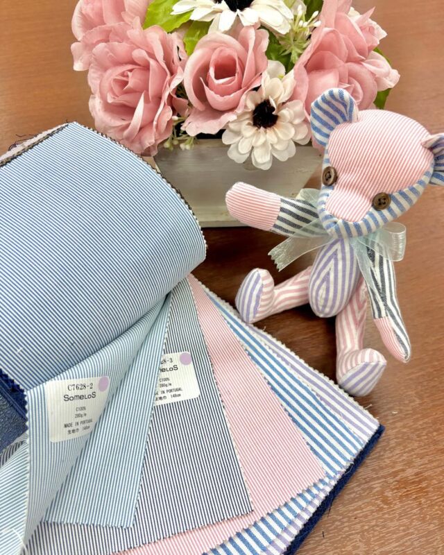 【夏テディとペアコーデできる🛟✨】
グッドヒル米子店のCです。
#goodhill_staff_c
#goodhill_yonago

夏らしい軽やかなカラーのテディベア🧸を作りました。
いろんな色のハギレをつぎ合わせているのでカラフルなクマさんになりました。
今回はエフワンのジャケットブックにある生地で作ったので、
同じ生地でジャケットのお仕立てもできますよ🎵

お店に飾っていますのでお越しの際は見つけてみてくださいね。

〈商品情報〉
①
品番▷C7628
　　　コットン　100%
pattern▷ストライプ
fabric▷コードレーン　
color▷4色(ブルー、ブルーグリーン、ネイビー、ピンク) ※写真はピンク

②
品番▷C7637
　　　ウール　26%、コットン　71%、ポリウレタン　3%
pattern▷ストライプ
fabric▷サッカー
color▷4色(ネイビー、ブルー、パープル、ピンク) ※写真は全色使用

———————————
◆グッドヒルSHOP
@goodhill_shops
https://goodhill.shop/
SHOPサイトへは、Googleで「グッドヒル ショップ」と検索
年中無休
営業時間 10:00-19:00
各店舗駐車場有

鳥取店(鳥取駅から徒歩5分)
〒680-0845 鳥取県鳥取市富安2丁目136 新日本海新聞社本社ビル1F
TEL:0857-29-2880

湖山店(湖山駅から徒歩5分)
〒680-0942 鳥取県鳥取市湖山町東5丁目121
TEL:0857-28-7611

米子店(米子駅よりバス10分)
 〒683-0802 鳥取県米子市東福原2丁目1-1ホテルわこう 1F
TEL:0859-34-2929

#スーツ　#オーダーメイド　#オーダースーツ　#セットアップ　
#おしゃれをオリジナルでつくりたい　#ビジネススーツ　#ビジネスカジュアル　#鳥取スーツ　#グッドヒル　#tottori 
#ペアコーデ　#リンクコーデ　#コットン　#ジャケット #ストライプ　
#シアサッカー　#夏ジャケット　#夏カラー　#テディ　#手作りテディベア