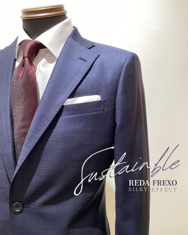 【サスティナブルな艶✨スーツ】
グッドヒル鳥取店のSです。
#goodhill_staff_kawase
#goodhill_tottori

今回は遠方よりお越しいただいたお客様のスーツのご紹介です。
初めてご注文頂いたのは鳥取に勤務されていた2017年。その後各地転勤された先からもご注文を頂きながら、今年久々のご来店をいただきました😊

秋冬物のスーツをとのことで、REDAのシルキーエフェクト『FREXO(フレクソ)』よりネイビーのシャドーチェックをチョイスいただきました。
この生地は環境に配慮したサスティナブル生地。ストレッチ性もあり、シルクのような光沢感が特徴でビジネスシーンをエレガントな印象にしてくれる『魅せるスーツ』に仕上がりました✨

生地選びでスーツの印象は大きく変わります。
『あなたに似合う一着選び』、お気軽にご相談ください。

〈商品情報〉
品番▷RE-B15 ※REDA 2024A/w
　　　ウール　99%、ポリウレタン　1%
pattern▷シャドーチェック
color▷2色(ブラウン、ネイビー) 　※写真はネイビー(品薄)。
———————————
◆グッドヒルSHOP
@goodhill_shops
https://goodhill.shop/
SHOPサイトへは、Googleで「グッドヒル ショップ」と検索
年中無休
営業時間 10:00-19:00
各店舗駐車場有

鳥取店(鳥取駅から徒歩5分)
〒680-0845 鳥取県鳥取市富安2丁目136 新日本海新聞社本社ビル1F
TEL:0857-29-2880

湖山店(湖山駅から徒歩5分)
〒680-0942 鳥取県鳥取市湖山町東5丁目121
TEL:0857-28-7611

米子店(米子駅よりバス10分)
 〒683-0802 鳥取県米子市東福原2丁目1-1ホテルわこう 1F
TEL:0859-34-2929

#スーツ　#オーダーメイド　#オーダースーツ　#セットアップ　
#おしゃれをオリジナルでつくりたい　#ビジネススーツ　#ビジネスカジュアル　#鳥取スーツ　#グッドヒル　#tottori 
#レダ　#reda #イタリア生地  #ネイビー　#ネイビースーツ　#チェック　#スーツ裏地　#ストレッチスーツ　#ウール　#シルク　#サステナブル