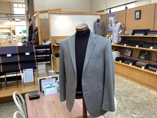 【夏も快適！ジャージストレッチ】
グッドヒル湖山店の花嶋です。
#goodhill_staff_hanashima
#goodhill_koyama

今回はジャージ&ストレッチコレクションの
ご紹介です。

品番J22
カジュアル過ぎず、少し砕けた感じで
ご着用頂ける一品です。
ウエイトも207gと軽く夏に向かって
重宝する生地です。どうぞお試し下さい♪

〈商品情報〉
品番▷アソシエ　J22　
　　　ポリエステル　51%、コットン　49%
fabric▷ジャージ
pattern▷無地
color▷1色(グレー) 　※sold out!
———————————
◆グッドヒルSHOP
@goodhill_shops
https://goodhill.shop/
SHOPサイトへは、Googleで「グッドヒル ショップ」と検索
年中無休
営業時間 10:00-19:00
各店舗駐車場有

鳥取店(鳥取駅から徒歩5分)
〒680-0845 鳥取県鳥取市富安2丁目136 新日本海新聞社本社ビル1F
TEL:0857-29-2880

湖山店(湖山駅から徒歩5分)
〒680-0942 鳥取県鳥取市湖山町東5丁目121
TEL:0857-28-7611

米子店(米子駅よりバス10分)
 〒683-0802 鳥取県米子市東福原2丁目1-1ホテルわこう 1F
TEL:0859-34-2929

#スーツ　#オーダーメイド　#オーダースーツ　#セットアップ　
#おしゃれをオリジナルでつくりたい　#ビジネススーツ　#ビジネスカジュアル　#鳥取スーツ　#グッドヒル　#tottori 
#グレー　#グレースーツ　#ストレッチスーツ　#ジャケット　#スラックス　
#カジュアル　#カジュアルジャケット　#ジャージー　#夏ジャケット