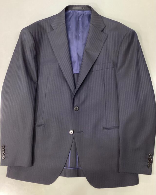 【初めてのオーダースーツ】
グッドヒル湖山店の中村です。
#goodhill_staff_nakamura
#goodhill_koyama

ご友人の結婚式で着用後、お仕事でも着用できる3Pスーツが欲しいと
ご来店頂きました。

ネイビーのシャドーストライプの生地を提案させて頂きました。
パンツにアジャスターを付ける事でウエスト調整が可能になります。

式典、ビジネスでも活躍できる素敵な1着になりました。

品番▷ 5BC536 
　　　ウール50%、ポリエステル50%　　
pattern▷シャドーストライプ
color▷2色(ブラック、ネイビー)
point▷アジャスター
———————————
◆グッドヒルSHOP
@goodhill_shops
https://goodhill.shop/
SHOPサイトへは、Googleで「グッドヒル ショップ」と検索
年中無休
営業時間 10:00-19:00
各店舗駐車場有

鳥取店(鳥取駅から徒歩5分)
〒680-0845 鳥取県鳥取市富安2丁目136 新日本海新聞社本社ビル1F
TEL:0857-29-2880

湖山店(湖山駅から徒歩5分)
〒680-0942 鳥取県鳥取市湖山町東5丁目121
TEL:0857-28-7611

米子店(米子駅よりバス10分)
 〒683-0802 鳥取県米子市東福原2丁目1-1ホテルわこう 1F
TEL:0859-34-2929

#スーツ　#オーダーメイド　#オーダースーツ　#セットアップ　
#おしゃれをオリジナルでつくりたい　#ビジネススーツ　#ビジネスカジュアル　#鳥取スーツ　#グッドヒル　#tottori 
#ネイビー　#紺　#ストライプ　#ベスト　#スリーピース　#アジャスター　
#フォーマルコーデ　#セレモニーコーデ　#着回しコーデ