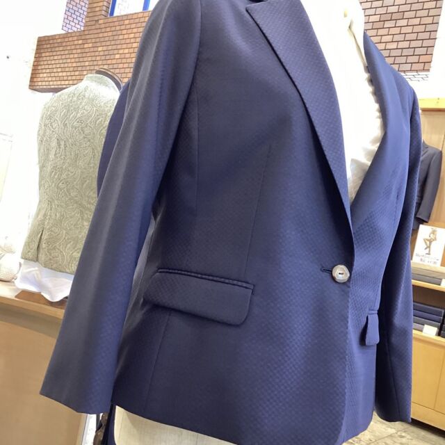 【快適✨着こなしにおすすめです👉】
グッドヒル湖山店の小松です。
#goodhill_staff_komatsu
#goodhill_koyama

レディーススーツのご注文を頂きました。
紺色の市松柄の生地に赤紫色の裏地を合わせてみました。
とても、コントラストが綺麗ですよね😍

これから暑くなるこの時期に快適にスーツが着こなせれるデザインを紹介します😊
🙋‍♀️袖口にスリットを入れているので、折り返すと七分丈のカフス仕様に
　 なり、手首が出て快適。
🙋‍♀️スカートのウエストの脇にゴムを入れているので、伸び縮みするから
　　楽チン。
🙋‍♀️上着の裏地が背抜きだから、快適。
ぜひ、一度試してください😁

品番▷ 5BC534
　　　ウール50% ポリエステル50％
pattern▷市松柄
color▷2色(濃紺色、紺色)
point▷背抜き、袖スリット、脇ゴム
———————————
◆グッドヒルSHOP
@goodhill_shops
https://goodhill.shop/
SHOPサイトへは、Googleで「グッドヒル ショップ」と検索
年中無休
営業時間 10:00-19:00
各店舗駐車場有

鳥取店(鳥取駅から徒歩5分)
〒680-0845 鳥取県鳥取市富安2丁目136 新日本海新聞社本社ビル1F
TEL:0857-29-2880

湖山店(湖山駅から徒歩5分)
〒680-0942 鳥取県鳥取市湖山町東5丁目121
TEL:0857-28-7611

米子店(米子駅よりバス10分)
 〒683-0802 鳥取県米子市東福原2丁目1-1ホテルわこう 1F
TEL:0859-34-2929

#スーツ　#オーダーメイド　#オーダースーツ　#セットアップ　
#おしゃれをオリジナルでつくりたい　#ビジネススーツ　#ビジネスカジュアル　#鳥取スーツ　#グッドヒル　#tottori 
#レディーススーツ　#スカート　#七分袖　#脇ゴムスカート　#スリット  #ネイビー　#スーツ裏地　#赤紫