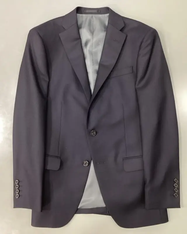 【万能スーツ】
グッドヒル湖山店の中村です。
#goodhill_staff_nakamura
#goodhill_koyama

ネイビーかチャコールグレーで迷われ、
選ばれたのがネイビーでした。

TPOに合わせて幅広く着用出来るのが良いですね。

ネイビー系は、イベント事やお仕事で着用されるのに、
1着はあると良いカラーのスーツです。

〈商品情報〉
品番▷細井商事　5BC502
　　　ウール　100%(スーパー100’s)
pattern▷無地
color▷4色(ブラック、ディープネイビー、ブルー、チャコール) 　
※写真はディープネイビー(品切れ)。
———————————
◆グッドヒルSHOP
@goodhill_shops
https://goodhill.shop/
SHOPサイトへは、Googleで「グッドヒル ショップ」と検索
年中無休
営業時間 10:00-19:00
各店舗駐車場有

鳥取店(鳥取駅から徒歩5分)
〒680-0845 鳥取県鳥取市富安2丁目136 新日本海新聞社本社ビル1F
TEL:0857-29-2880

湖山店(湖山駅から徒歩5分)
〒680-0942 鳥取県鳥取市湖山町東5丁目121
TEL:0857-28-7611

米子店(米子駅よりバス10分)
 〒683-0802 鳥取県米子市東福原2丁目1-1ホテルわこう 1F
TEL:0859-34-2929

#スーツ　#オーダーメイド　#オーダースーツ　#セットアップ　
#おしゃれをオリジナルでつくりたい　#ビジネススーツ　#ビジネスカジュアル　#鳥取スーツ　#グッドヒル　#tottori 
#ネイビー　#紺　#お仕事コーデ　#オフィスコーデ　#イベント　#万能