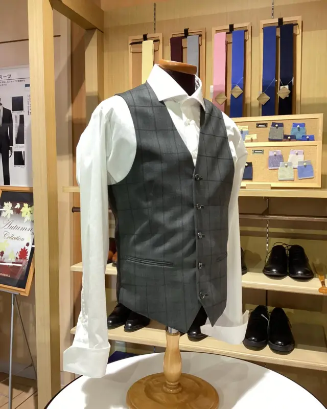 【ベスト】
グッドヒル鳥取店の大平です。
#goodhill_staff_oohira
#goodhill_tottori

スーツと同じ生地でベストのご注文をいただきました。

ベストは、アームホール（肩周り）の広さがほどよいRCモデルです。
アームホールが広く、肩周りの動かしやすいスタイリッシュなモデルと比べると、すっと落ち着いた印象にみえます。

生地はチャコールグレーのウィンドペン。裏地に黒のペイズリーをあわせました。
全体的にすっきりとした印象にするため、胸ポケットはつけず、腰ポケットを両玉にしています。
ご友人の結婚式からお仕事まで幅広くご着用いただけるベストになりました☺️

———————————
◆グッドヒルSHOP
@goodhill_shops
https://goodhill.shop/
SHOPサイトへは、Googleで「グッドヒル ショップ」と検索
年中無休
営業時間 10:00-19:00
各店舗駐車場有

鳥取店(鳥取駅から徒歩5分)
〒680-0845 鳥取県鳥取市富安2丁目136 新日本海新聞社本社ビル1F
TEL:0857-29-2880

湖山店(湖山駅から徒歩5分)
〒680-0942 鳥取県鳥取市湖山町東5丁目121
TEL:0857-28-7611

米子店(米子駅よりバス10分)
 〒683-0802 鳥取県米子市東福原2丁目1-1ホテルわこう 1F
TEL:0859-34-2929

#スーツ　#オーダーメイド　#オーダースーツ　#セットアップ　
#おしゃれをオリジナルでつくりたい　#ビジネススーツ　#ビジネスカジュアル　#鳥取スーツ　#グッドヒル　#tottori 
#チャコール　#チャコールグレー　#グレー　#ウィンドペン　#チェック　　#結婚式　#結婚式お呼ばれ　#結婚式コーデ　#結婚式準備