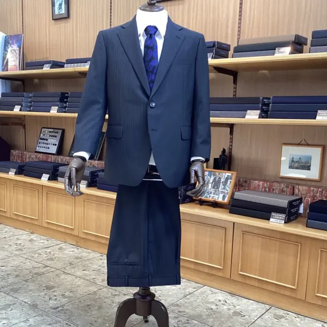 【ストライプスーツ】
グッドヒル湖山店の小松です。
#goodhill_staff_komatsu
#goodhill_koyama

久々のストライプ柄でご注文を承りました。
無地や、格子柄もおしゃれなんですが…………
やっぱり、ストライプ柄はビシッと決まりますね🤗

〈商品情報〉　
品番▷ エフワン　1X5  008 *2025S/S
　　　ウール　50%、ポリエステル　50%
pattern▷ストライプ
color▷2色(ネイビー、チャコール) ※写真はチャコール
———————————
◆グッドヒルSHOP
@goodhill_shops
https://goodhill.shop/
SHOPサイトへは、Googleで「グッドヒル ショップ」と検索
年中無休
営業時間 10:00-19:00
各店舗駐車場有

鳥取店(鳥取駅から徒歩5分)
〒680-0845 鳥取県鳥取市富安2丁目136 新日本海新聞社本社ビル1F
TEL:0857-29-2880

湖山店(湖山駅から徒歩5分)
〒680-0942 鳥取県鳥取市湖山町東5丁目121
TEL:0857-28-7611

米子店(米子駅よりバス10分)
 〒683-0802 鳥取県米子市東福原2丁目1-1ホテルわこう 1F
TEL:0859-34-2929

#スーツ　#オーダーメイド　#オーダースーツ　#セットアップ　
#おしゃれをオリジナルでつくりたい　#ビジネススーツ　#ビジネスカジュアル　#鳥取スーツ　#グッドヒル　#tottori  #お仕事コーデ　
#グレー　#グレースーツ  #チャコール  #ストライプ　#スーツ裏地　#ジャケット　#スラックス  #王道