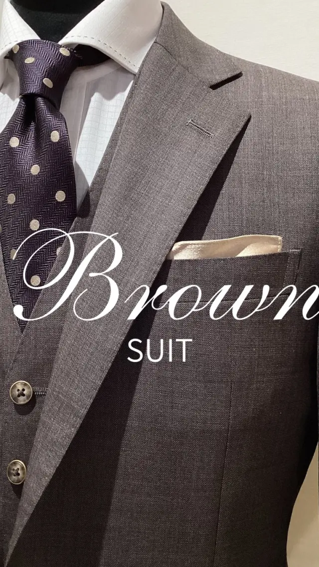 【Brown suit 】
グッドヒル鳥取店のSです。
#goodhill_staff_kawase
#goodhill_tottori

10月に入り、ようやく過ごしやすくなりましたね🍁
ジャケットを羽織ったり、タイドアップの着こなしが楽しめる季節になりました✨

今回は秋らしいブラウンカラーのスーツをご紹介します。
とろみのある素材で、自然な光沢感を纏った気品ある色味の杢調ブラウンです。
デザインはクラシックな雰囲気のスリーピーススーツ。
上質なウールのみを使用したsuper100’sの生地で仕立てました。
肌馴染みも良く、ビジネスでの着用にも適したクオリティで
おすすめです。

———————————
◆グッドヒルSHOP
@goodhill_shops
https://goodhill.shop/
SHOPサイトへは、Googleで「グッドヒル ショップ」と検索
年中無休
営業時間 10:00-19:00
各店舗駐車場有

鳥取店(鳥取駅から徒歩5分)
〒680-0845 鳥取県鳥取市富安2丁目136 新日本海新聞社本社ビル1F
TEL:0857-29-2880

湖山店(湖山駅から徒歩5分)
〒680-0942 鳥取県鳥取市湖山町東5丁目121
TEL:0857-28-7611

米子店(米子駅よりバス10分)
 〒683-0802 鳥取県米子市東福原2丁目1-1ホテルわこう 1F
TEL:0859-34-2929

#スーツ　#オーダーメイド　#オーダースーツ　#セットアップ　
#おしゃれをオリジナルでつくりたい　#ビジネススーツ　#ビジネスカジュアル　#鳥取スーツ　#グッドヒル　#tottori  #ジャケット　#ベスト　#タイドアップ　
#ブラウン　#ブラウンスーツ　#ブラウンコーデ　#ブラウンカラー
