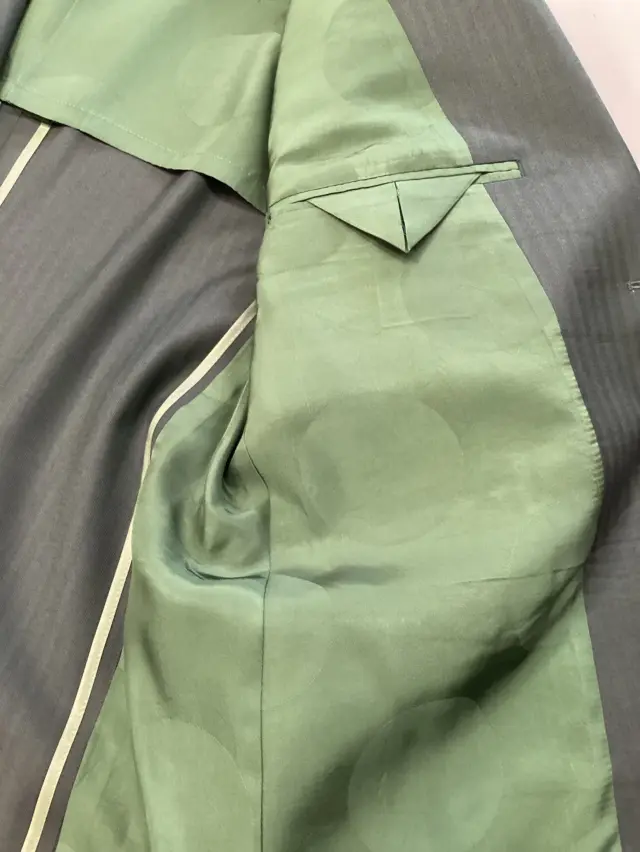 【2年ぶりに新調】
グッドヒル湖山店の中村です。
#goodhill_staff_nakamura
#goodhill_koyama

いつもご愛顧いただいてるお客様から
緑のスーツを作りたいとお声掛けいただき、
会社に訪問させていただきました。

少し前からお話しを伺っていたので、
イメージにしっくりくる生地、裏地を選んでいただくことができました。

とても気に入っていただけたご様子で、
「同僚、友人からも好評です」とご連絡いただき、
こちらも嬉しく存じます。
———————————
◆グッドヒルSHOP
@goodhill_shops
https://goodhill.shop/
SHOPサイトへは、Googleで「グッドヒル ショップ」と検索
年中無休
営業時間 10:00-19:00
各店舗駐車場有

鳥取店(鳥取駅から徒歩5分)
〒680-0845 鳥取県鳥取市富安2丁目136 新日本海新聞社本社ビル1F
TEL:0857-29-2880

湖山店(湖山駅から徒歩5分)
〒680-0942 鳥取県鳥取市湖山町東5丁目121
TEL:0857-28-7611

米子店(米子駅よりバス10分)
 〒683-0802 鳥取県米子市東福原2丁目1-1ホテルわこう 1F
TEL:0859-34-2929

#スーツ　#オーダーメイド　#オーダースーツ　#セットアップ　
#おしゃれをオリジナルでつくりたい　#ビジネススーツ　#ビジネスカジュアル　#鳥取スーツ　#グッドヒル　#tottori 
#グリーンスーツ　#緑  #ヘリンボン　#ストライプ　#スーツ裏地　#ドット柄　#水玉　#グリーン  #濃淡カラー