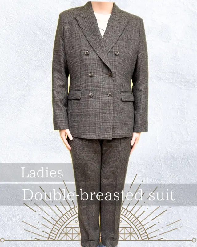 【ブラウン系チェックダブルスーツ】
グッドヒル米子店のCです。
#goodhill_staff_c
#goodhill_yonago

お客様の素敵なスーツをご紹介いたします。
今回はレディースのダブルブレストスーツです。

メンズライクなスーツが欲しいとのご依頼で
ブラウン系チェックのダブルスーツをお仕立ていたしました。

ジャケットに合わせてスラックスの裾はダブルでクラシカルな印象に仕上がり、
とてもカッコよく着こなして頂きました✨

お写真撮らせていただきありがとうございました😊

〈商品情報〉　
品番▷ 松希16881
　　　ウール　100%
pattern▷チェック(グレンチェック)
color▷6色(チャコールグレー、ブラウン、ネイビー、ブルー、グレー、グリーン)
※写真はブラウン。
———————————
◆グッドヒルSHOP
@goodhill_shops
https://goodhill.shop/
SHOPサイトへは、Googleで「グッドヒル ショップ」と検索
年中無休
営業時間 10:00-19:00
各店舗駐車場有

鳥取店(鳥取駅から徒歩5分)
〒680-0845 鳥取県鳥取市富安2丁目136 新日本海新聞社本社ビル1F
TEL:0857-29-2880

湖山店(湖山駅から徒歩5分)
〒680-0942 鳥取県鳥取市湖山町東5丁目121
TEL:0857-28-7611

米子店(米子駅よりバス10分)
 〒683-0802 鳥取県米子市東福原2丁目1-1ホテルわこう 1F
TEL:0859-34-2929

#スーツ　#オーダーメイド　#オーダースーツ　#セットアップ　#レディーススーツ　
#おしゃれをオリジナルでつくりたい　#ビジネススーツ　#ビジネスカジュアル　#鳥取スーツ　#グッドヒル　#tottori  #お仕事コーデ　#メンズライク　
#ブラウンスーツ　#茶系スーツ　#チェック　#スーツ裏地  #シルバー　#ダブルスーツ　#スラックス　#valiant