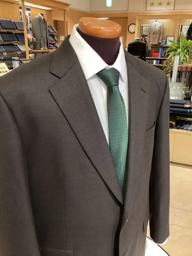 【サキソニースーツ】　
グッドヒル鳥取店の大平です。
#goodhill_staff_oohira
#goodhill_tottori

今年もツィードやフランネルといった季節感のある素材が人気です。
サキソニーのダークブラウン無地でスーツをお仕立てしました。

サキソニーは他の起毛素材と比べて柔らかくしなやかで、着疲れしにくい軽さが特徴です。薄くても保温性、通気性があり、高級感を感じさせる光沢のある風合いで汎用できる場面も広いです。セットアップだけでなく、単品アイテムとしてもコーディネートに取り入れやすいので、カジュアル、ビジカジにもおすすめです。

初めてのオーダースーツなので、どの場面にも着やすいシンプルなデザインにしました。裏地はユリの花の飛び柄が入ったグリーン、ボタンは少し軽やかさを感じさせるブラウンにしています。秋の重厚感ある格好良いコーデも好きなのですが、今回は少し甘い感じをイメージしておすすめしました。

———————————
◆グッドヒルSHOP
@goodhill_shops
https://goodhill.shop/
SHOPサイトへは、Googleで「グッドヒル ショップ」と検索
年中無休
営業時間 10:00-19:00
各店舗駐車場有

鳥取店(鳥取駅から徒歩5分)
〒680-0845 鳥取県鳥取市富安2丁目136 新日本海新聞社本社ビル1F
TEL:0857-29-2880

湖山店(湖山駅から徒歩5分)
〒680-0942 鳥取県鳥取市湖山町東5丁目121
TEL:0857-28-7611

米子店(米子駅よりバス10分)
 〒683-0802 鳥取県米子市東福原2丁目1-1ホテルわこう 1F
TEL:0859-34-2929

#スーツ　#オーダーメイド　#オーダースーツ　#セットアップ　
#おしゃれをオリジナルでつくりたい　#ビジネススーツ　#ビジネスカジュアル　#鳥取スーツ　#グッドヒル　#tottori 
#ブラウンスーツ　#茶系スーツ　#サキソニー　#スーツ裏地 #グリーン　#緑　　#ユリの花　#パンツ　#スカート　#ジャケット　#コート　#カジュアル